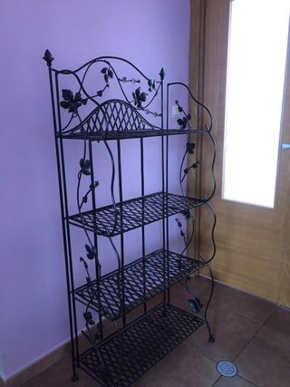 Estantería de hierro forjado. Detalles florales.