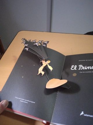 libro el Principito con ilustraciones y despegable
