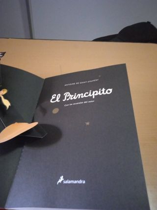 libro el Principito con ilustraciones y despegable