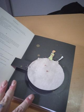 libro el Principito con ilustraciones y despegable