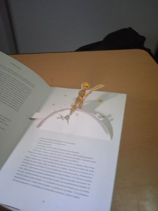libro el Principito con ilustraciones y despegable