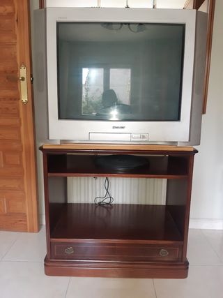televisión Sanyo más mesa