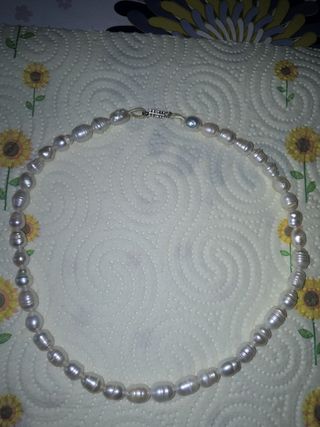 gargantilla de auténticas perlas de río.