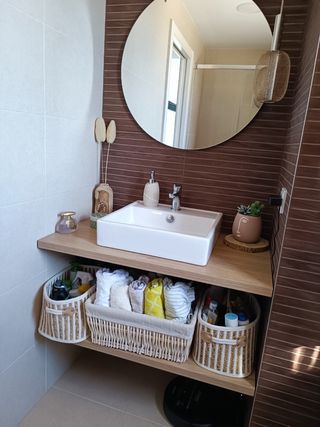 Lavabo, grifo monomando y 2 baldas