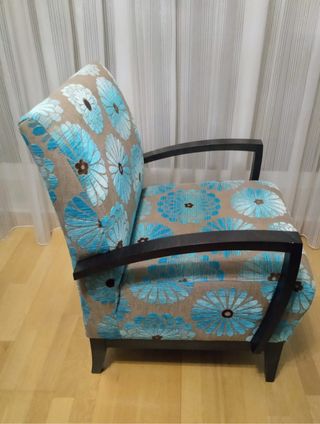 Butacas tapizadas de madera color wenge