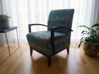 Butacas tapizadas de madera color wenge