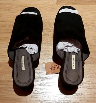 Zapato nego ante, con plataforma tipo zueco