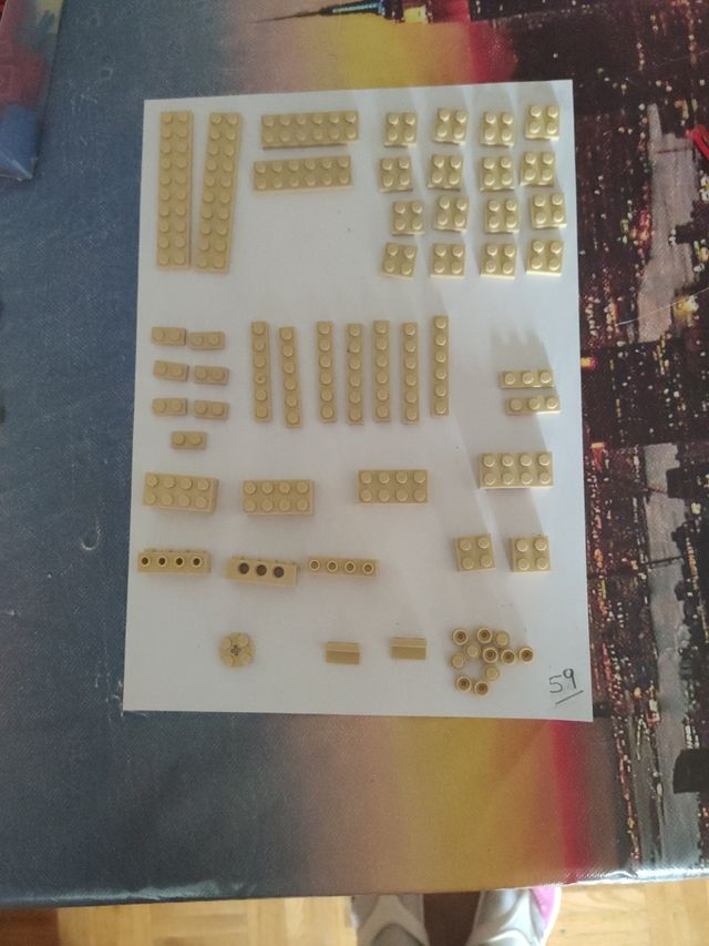 Lego. Piezas sueltas del Halcón Milenario.