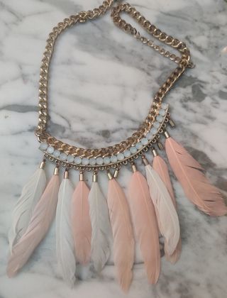 Collar de plumas