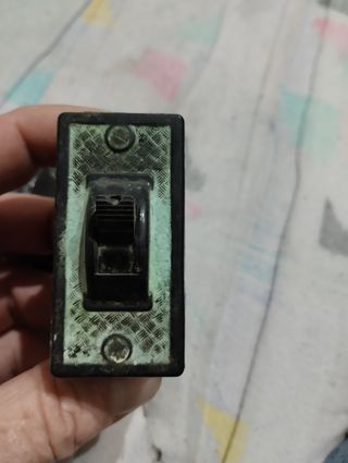 vendo dos llaves de luz antiguas con sus cajas