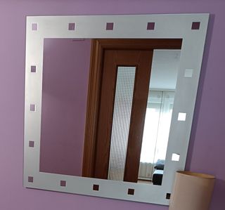 Mueble de entrada, espejo y lámpara