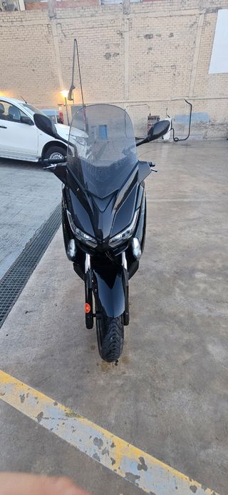 Yamaha XMAX 250