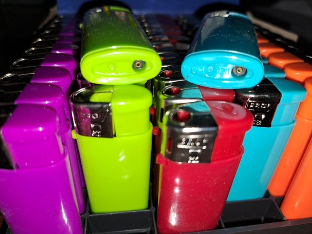 Caja 50 mecheros recargables