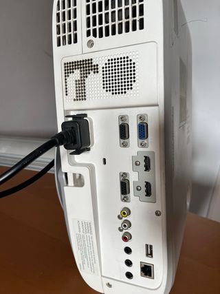 Proyector Panasonic modelo PT-VZ 580 más pantalla,