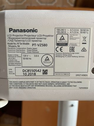 Proyector Panasonic modelo PT-VZ 580 más pantalla,