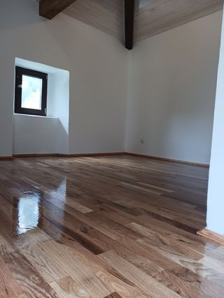 ACUCHILLADO Y BARNIZADO