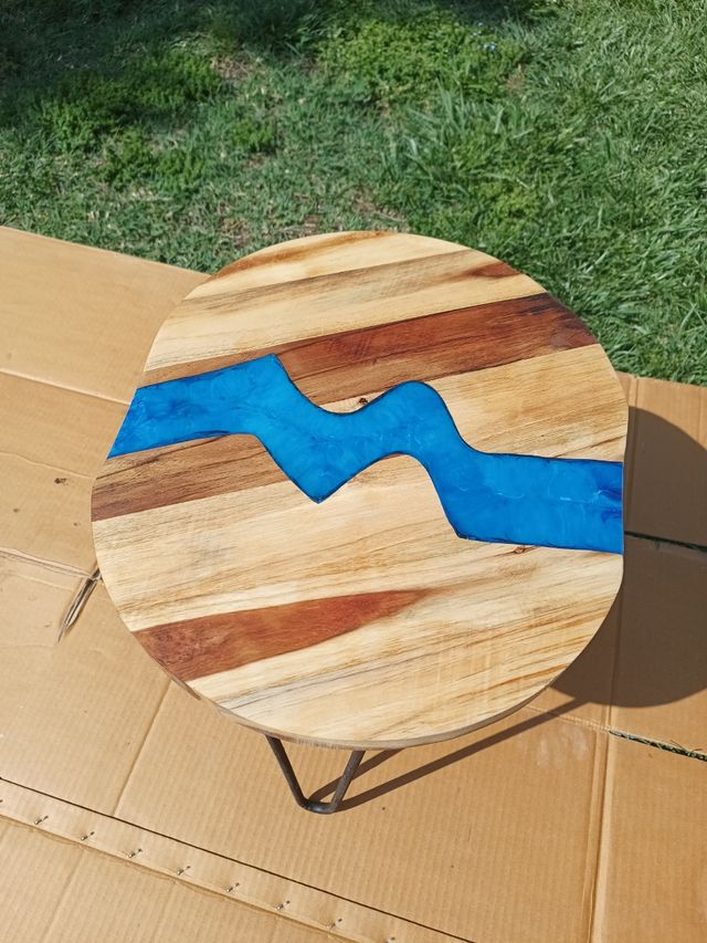 Tavolino in resina e legno