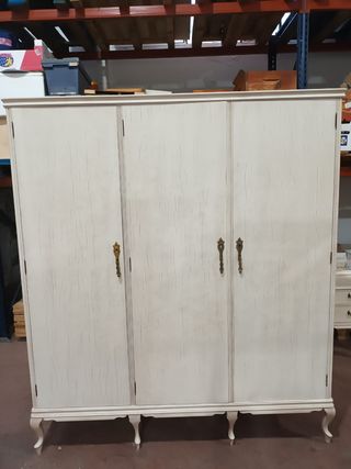 Se vende armario y dos mesillas restaurados.
