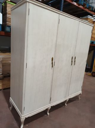 Se vende armario y dos mesillas restaurados.