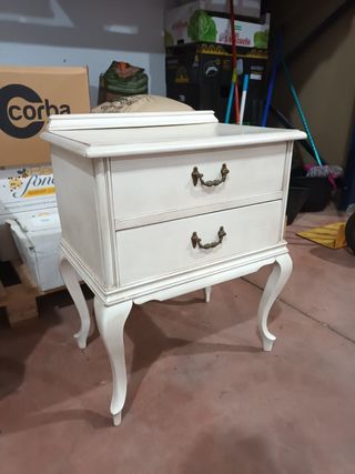 Se vende armario y dos mesillas restaurados.