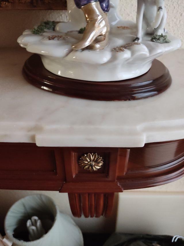 Consola hecha a mano los rosetones son de bronce