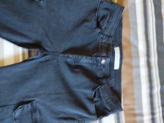 Pantalón negro de Mango.