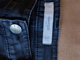 Pantalón negro de Mango.