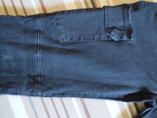 Pantalón negro de Mango.