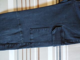 Pantalón negro de Mango.