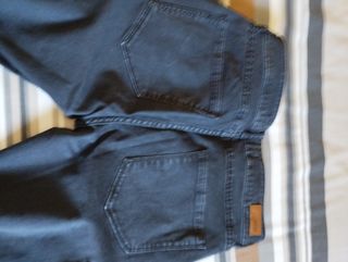 Pantalón negro de Mango.