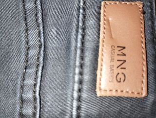 Pantalón negro de Mango.
