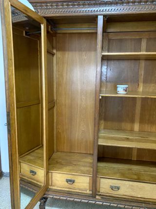 Armario antiguo de maderas nobles