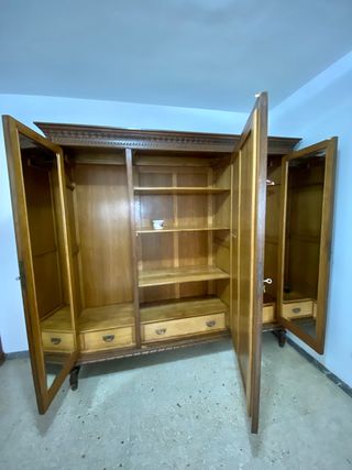 Armario antiguo de maderas nobles