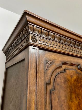 Armario antiguo de maderas nobles