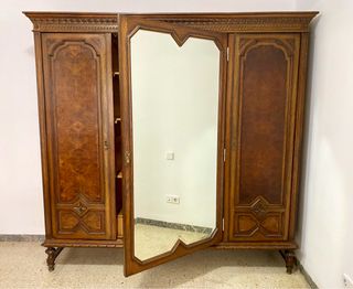 Armario antiguo de maderas nobles