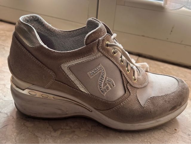 Scarpe modello sneakers NeroGiardini allacciate