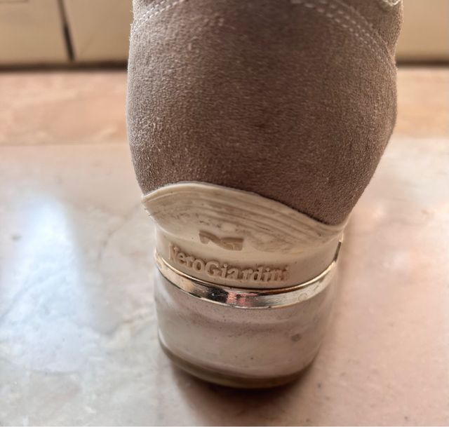 Scarpe modello sneakers NeroGiardini allacciate