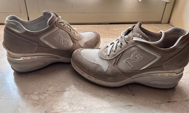 Scarpe modello sneakers NeroGiardini allacciate