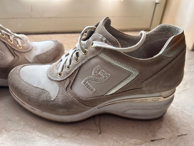 Scarpe modello sneakers NeroGiardini allacciate