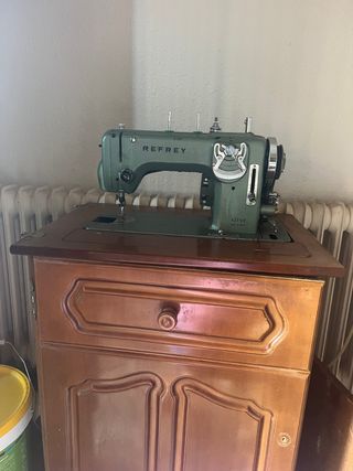 Máquina de coser Refrey con mueble incluido