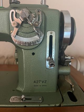 Máquina de coser Refrey con mueble incluido