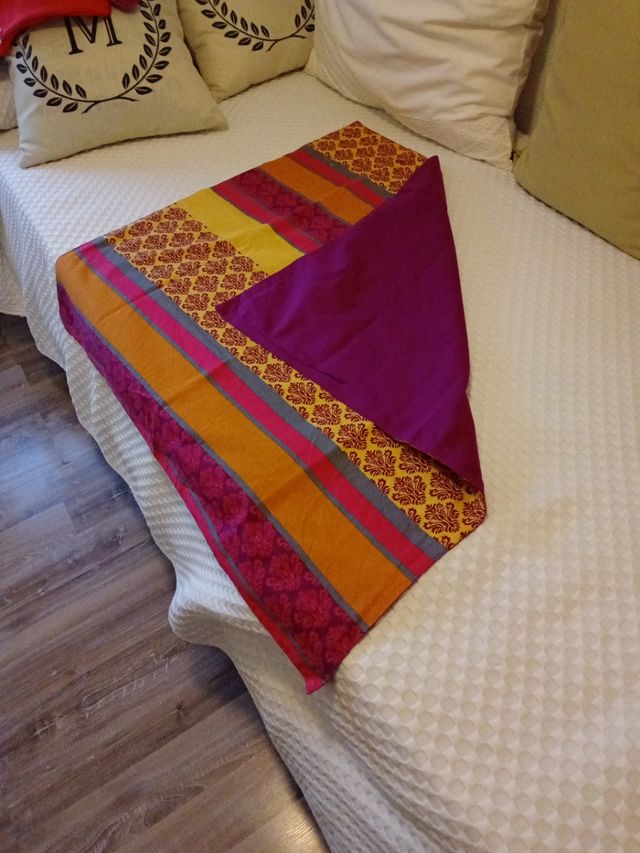 mantel muy bonito 80x70,y cojín grande 60x60