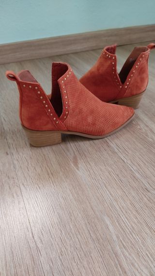 conjunto minifalda +botines + 2 camisas