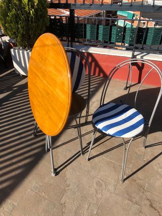 Mesa de jardín plegable y dos sillas ( no envios)