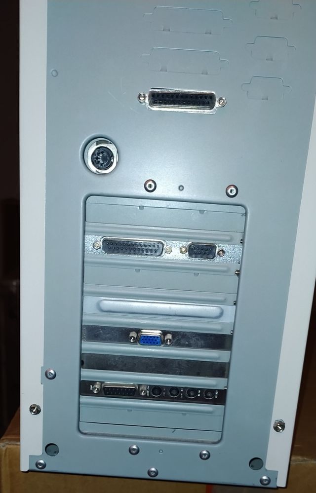 ORDENADOR RETRO VINTAGE GRAN TOWER