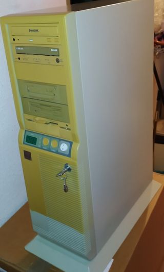 ORDENADOR VINTAGE RETRO GRAN TOWER CON LLAVE