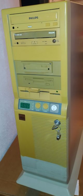 ORDENADOR VINTAGE RETRO GRAN TOWER CON LLAVE