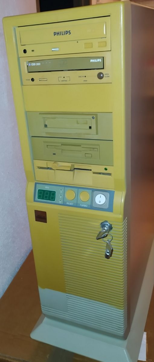 ORDENADOR VINTAGE RETRO GRAN TOWER CON LLAVE