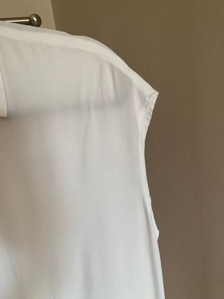 Camisa blanca sin mangas, de Mango, talla S.