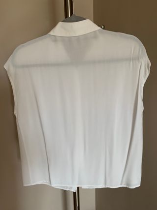 Camisa blanca sin mangas, de Mango, talla S.
